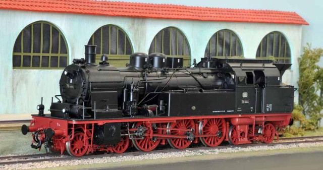 Locomotive allemande, cette BR78 construite par KISS est à François BOZON. Très beau travail de KISS que François va transformer en version SARRE. Son réseau (espéré) sera frontalier et le matériel SARRE y sera fortement présent. (Rappel  historique : la SARRE a été un land allemand occupé par la France suite à la deuxième guerre mondiale, et ce jusqu'au 31 décembre 1956).