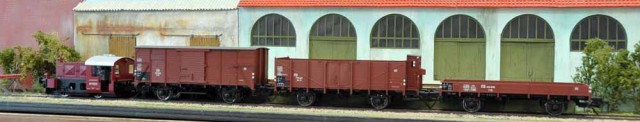 Restons dans le matériel allemand, mais cette fois-ci très "francisable", avec ce coffret LENZ apporté par Damien DEBRIL qui débute en "0". Le petit diesel Kof II (digital, son, et dételage !) et ses 3 wagons est vendu au prix de 469€ (prix été 2010) chez Michel HUGON. Vous n'aurez pas moins cher en Allemagne ou sur Internet, et vous ferez travailler un annonceur du Bulletin du Cercle ! Les wagons sont équipés d'attelages automatiques à élongation de LENZ (excellent système) mais peuvent très simplement être échangés contre les attelages à vis fournis. Un très bon moyen de se lancer dans le ZERO !