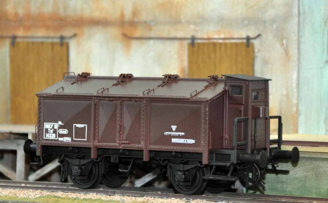 Tombereau à capots type WUPPERTAL (allemand encore) en immatriculation française de chez WMK (Wiener Modellbau Kompanie - firme autrichienne). Transport de gadoue. C'est mignon tout plein, et j'en ai connu un qui servait de "poubelle" à Lens dans la cour de débord. Merci à François BOZON.