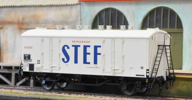 Ce standard STEF est de provenance AMJL, comme la série de conteneurs qui suit. Tout métal, tout beau, trop propre à mon goût... Tout le matériel AMJL a été apporté par Francis DUPIRE.