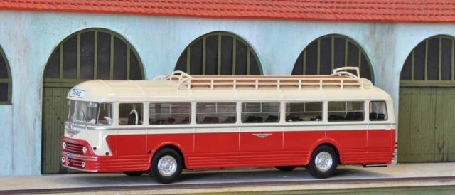C'est Patrick SMAGGHE qui nous fait découvrir ce car CHAUSSON Ap52, produit en série limitée (et épuisée) par NOREV. L'intérieur est parfaitement détaillé, y compris le poste de conduite. Bref, il vous faut des personnages assis...
