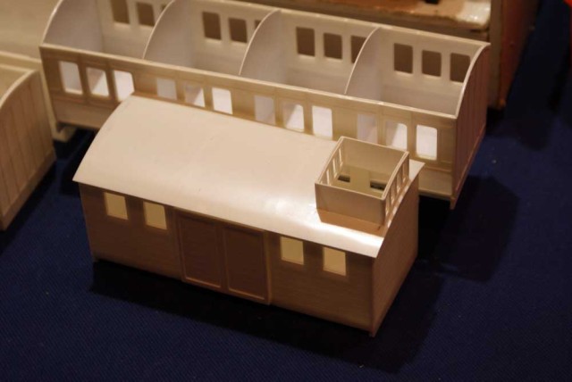 Deux vues de kits anglais de wagons PO en carte plastique. Châssis et roues à prendre dans les autres fabrications...