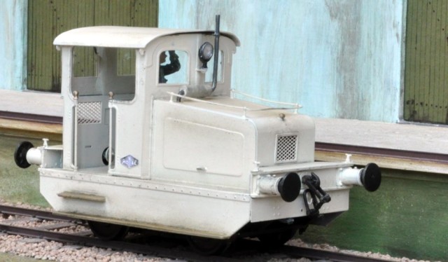 Toujours présenté par Christian, le locotracteur MOYSE 5tn est un kit "simple" de AMJL. Simple car peu de doc fournie, pas de bouchon de radiateur ni d'échappement et quelques approximations due à un manque de photos. Heureusement, le hasard aidant, un tel locotracteur est placé en monument devant la gare de Dt Rambert d'Albon. Un reportage photo a permis de combler des vides de la doc, de confirmer ou d'infirmer certaines options et de réaliser des pièces manquantes. Un décodeur LENZ est installé qui procurera les ralentis indispensables.