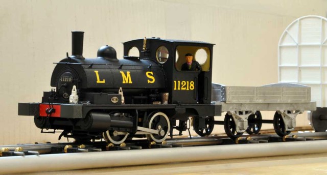 Sur le banc d'essai, une petite locomotive anglaise LMS 040 pug, Telle qu'achetée, avec détails et conducteur. Fonctionnement impeccable.