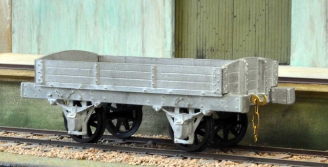 Plat 2 essieux, kit Connoisseur Models (ancienne fabrication). Métal blanc.