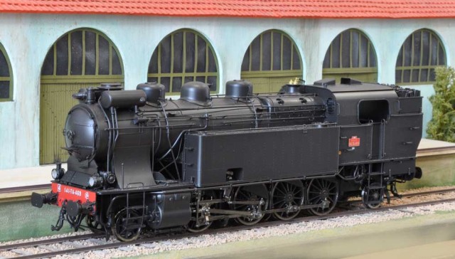 La 141 TA de AMJL de 3/4 avant et de 3/4 arrière, bielle d'accouplement en bas, tout pour la photo !<br />Très beau modèle très réussi.