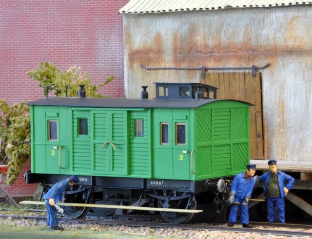 Le wagon est joli, mais ce sont les personnages de MK35 que Pierre Miguel nous présente : de vrais cheminots en action !<br />MK35 a au fil des ans ajouté une cohorte de figurines au 1/43,5e alors que l'entreprise est orientée sur le 1/35e comme son nom l'indique.<br />Moulages très fins en résine de qualité. à peindre soi-même.
