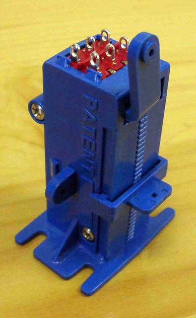 Le moteur lent, son bras de commande, ainsi que la patte de réglage de l'amplitude.