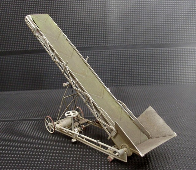 Christian Toursel a montré une "sauterelle" (Kit ABE). Petit kit, certes, mais quant à le recommander à un débutant... Une notice plus développée que l'unique page fournie aurait été souhaitable, d'autant que celle-ci est commune HO/ZERO.