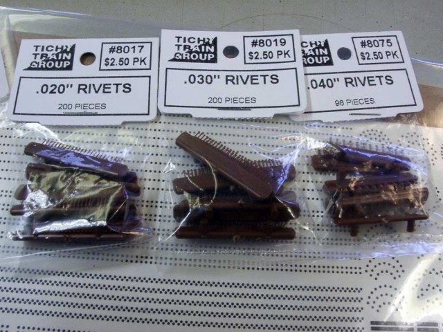 Solution différente : des rivets moulés en plastique. Ici en .20" (0,5 mm), .30" (0,75 mm) et .40" (1 mm) pour les diamètres de tête. Site de Tichy Train Group, page rivets. Il existe aussi des représentations de tiges filetées avec un écrou. Voir le site.