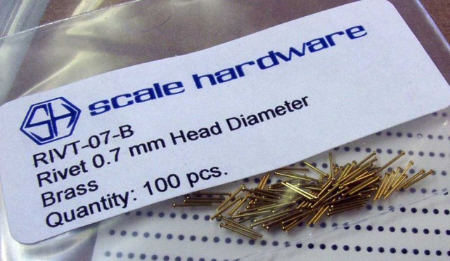 Les traditionnels rivets en laiton existent en nombreux diamètres de tête : ici du 0,7 mm. Option qui permet de souder, mais qui est la plus onéreuse. Voir le site.