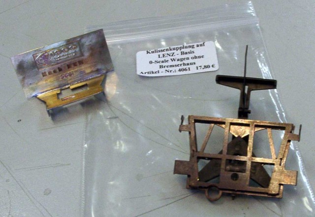 Les artisans allemands ont bien compris l'intérêt de l'attelage LENZ qui est parfaitement adapté au jeu (attelages et dételages faciles) et en propose des versions adaptables sous les wagons OSM qui sont de belles réalisations vendues à bas prix. Ici la variante pour wagon sans guérite. Site de l'artisan MOOG.