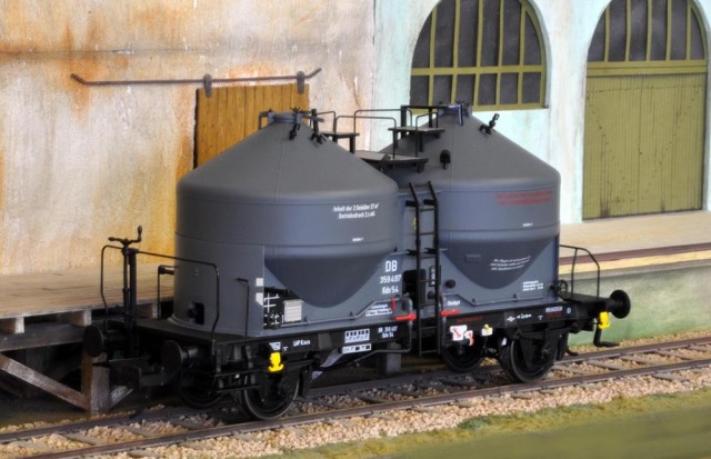 Brawa propose à moins de 100 € ce très beau wagon pour transports de pulvérulents. Modèle non " francisable ", mais le Kds 54 est un wagon RIV (à la différence du Kds 56 trop haut pour le gabarit international) et donc à consommer sans modération sur un réseau SNCF, SNCB, CFL ou autre. Il est conseillé  d'échanger les essieux pour ceux du Cercle ou des OSM (voir plus bas).