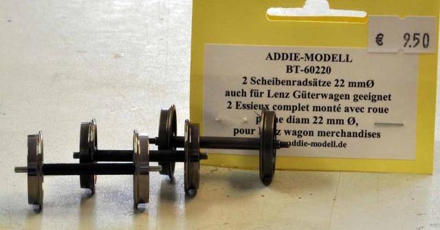ADDIE-MODELL commercialise de nombreuses pièces crées pour OSM. Des tampons en sachets de 40 (10 wagons), les paires d'attelages à vis, et les essieux OSM diamètre 22 mm. Sur cette photo vous pourrez comparer 3 essieux. Premier plan, un essieu LENZ dont le principal défaut est une bande de roulement trop large. Au deuxième plan, un essieu BRAWA qui a aussi une bande de roulement trop large mais en plus des fusées trop courtes (frottement accentué). Le dernier est le modèle OSM qui répond à nos besoins et qui remplace très facilement les deux précédents. 9€50 pour équiper un wagon 2 essieux.
