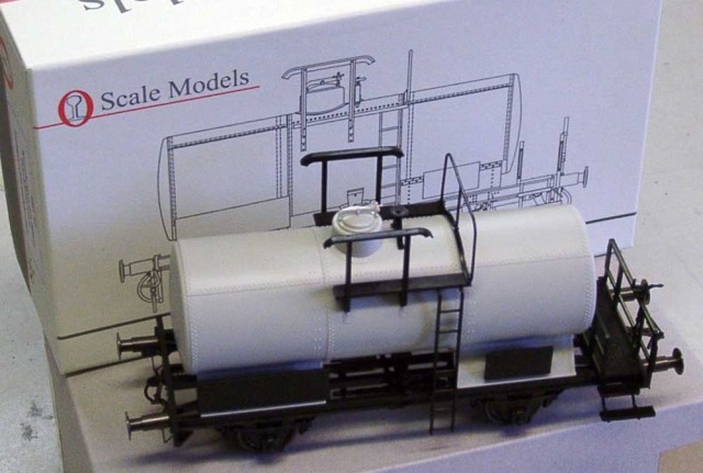 Addie-Modell nous propose les wagons OSM bien connus montés mais non peints. Ci-dessus le tombereau, ci-dessous la citerne. Les châssis se démontent en ôtant deux vis.<br />Quant au prix : 29 € en ce mois d'avril 2012. Bien des modèles HO sont plus chers.<br />L'initiative est intéressante car auparavant, il était nécessaire de décaper un modèle décoré pour appliquer la nouvelle décoration/immatriculation.