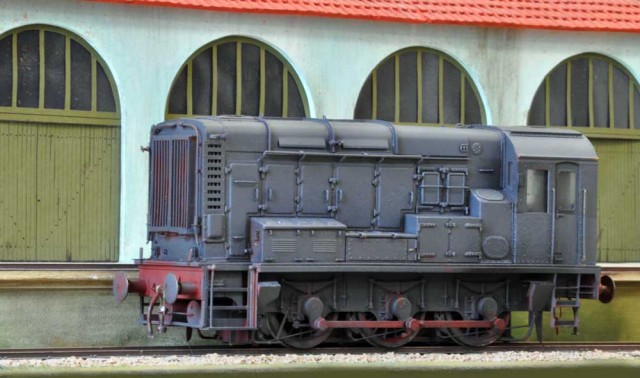 Une Class 08 en livrée industrielle, patinée, construction kit et digitalisée. Matériel Pierre Miguel.