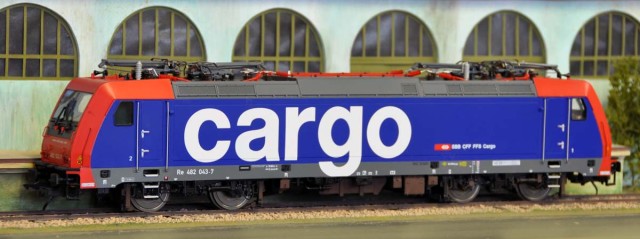 Ce matériel européen est proposé par MTH (USA) : BB TRAXX FC 140 ACZ de la CFF-SBB Cargo. Notez que locomotives et wagons sont livrés munis d'attelages LENZ, facilement remplaçables par des attelages à vis fonctionnels. Alliance du métal et du plastique pour des productions en grandes séries à des prix très attractifs (citernes et tombereaux à moins de 100 € en 2013).