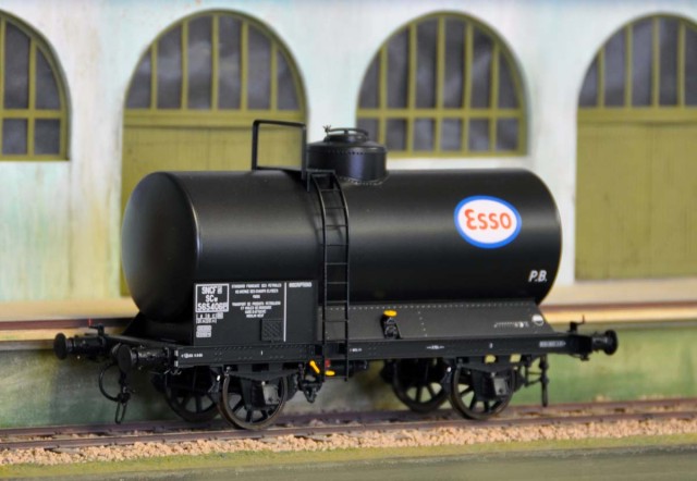 Nous passons au laiton avec Francis Dupire qui nous a apporté une citerne essence Esso de AMJL ...