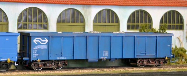 Un autre tombereau Eanos, de décoration identique à celui de MTH, mais cette fois de fabrication italienne par Aldo Stuardi (CMF). Ce modèle est chargé de blocs d'acier compressé et patiné.