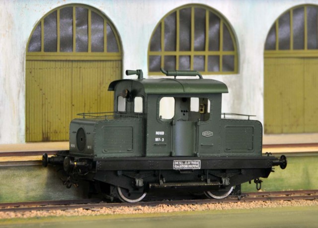Laissons la parole à Jean-Louis Charavay, monteur du Kit Gérard Huet de ce locotracteur Gaston Moyse :<br />C’était un kit incomplet commandé chez HUET il y a 12 ans et pour lequel il m’a fallu souvent improviser.<br />L’électronique m’a posé le plus de problèmes vu le manque de place pour incorporer les composants.<br />Le capot avant est déjà occupé par le moteur du ventilateur, c’est donc à l’arrière que j’ai adapté un circuit régulateur de tension et un anti encrassement.<br />Enfin quelques pièces Kit Zero pour la finition.<br />Le résultat est finalement assez sympa.