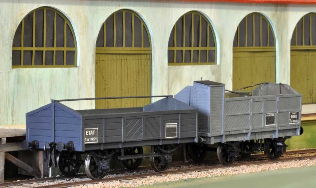 Un tombereau Tza 174321 - Tombereau à faitière de l'ETAT et un petit tombereau Tkf 98282 - Tombereau à guérite 10t NORD, fabrication amateur en plasticarte par un modéliste britannique inconnu...