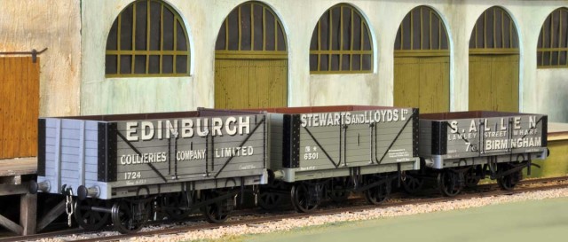 Ces trois tombereaux sont des fabrications DAPOL vendues montées et peintes. Il existe 3 caisses actuellement, connues sous les noms 5 planches, 7 planches et 8 planches.<br />DAPOL vend le tombereau environ £40 (soit moins de 50 €), monté et peint. Les intérieurs sont gravés et les portes latérales sont fonctionnelles !<br />Chaque caisse est déclinée sous une demi-douzaine de livrées, soit en wagons de particuliers, soit en wagons “réseau” (GWR, SR ou BR).<br />Plusieurs détaillants ont fait réaliser des livrées personnelles (en série limitée de 50 ou 100 pièces), ce qui fait qu’aujourd’hui on doit pouvoir trouver presqu’une cinquantaine de variantes tout compris ! à quand de telles choses en France ? On peut rêver...