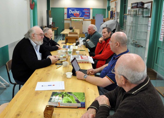 De gauche à droite en faisant le tour de la table : Patrick Smagghe, Raymond Moroy, Michel Ovart, Francis Dupire, Pierre Miguel, Bernard Cornet. Cédric Daeye est encore au local du club, et Christian Toursel est derrière l'appareil photo.