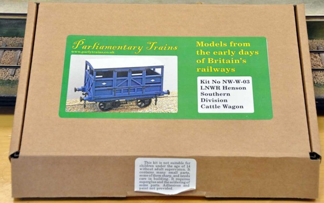 Parliamentary Trains réalise des kits de qualité en découpe laser. Les pièces une fois assemblées sont solides. Bien évidemment, le laiton est présent là où c'est utile. Wagon vendu complet, avec un choix entre 3 modèles d'essieux (regardez-ceux-ci comme ils sont beaux). Le montage est facile, assemblage de précision par tenon-mortaise. C'est très ajusté. Pas de colle à l'eau à cause du matériau. utiliser de la cyano-acrylate, éventuellement confirmée par de l'époxy bi-composants.