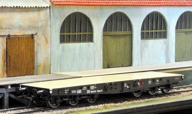 Toujours de Francis Dupire ce wagon de la DB (modèles identiques à la SNCF) pour charges lourdes (souvent des chars de l'armée). Fabrication KISS. Une patine du wagon, mais surtout du plancher, est nécessaire, le " beau plastique jaune/crème " donnant un aspect jouet peu réaliste.