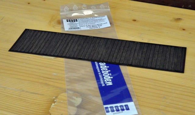 Raymond a fureté lors de Rail expo et nous a rapporté cette production allemande : un carton spécial est gravé au laser et laisse apparaître des différences de tons du gris clair au brun en passant par du gris foncé. Plusieurs références destinées à équiper des wagons LENZ, POLA. Quelques infos disponibles sur :<br />http://www.moebo.de/moebo-shop/index.php?cat=c54_O--Ladeboeden-m--Praezisionsgravur-in-EchtHolzoptik-Wagenboden--Ladeboden.html  à la date où ces lignes sont écrites. Ces liens commerciaux ne durent jamais longtemps...