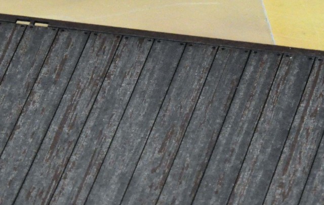 Chaque référence est exactement adaptée à un modèle de wagon (dimensions, particularité de fixation des planchers...). Ici c'est destiné à un plat à ranchers DB type R20. à noter que c'est très fin (en épaisseur) donc facile à placer. Environ 8 € pour un wagon en zéro.