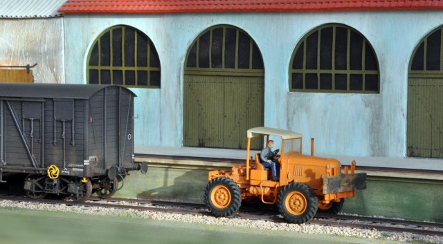 Ce tracteur LATIL (forestier à l'origine) a subi quelques charcutages et quelques greffes afin d'être transfortmé en "pousse wagon".
