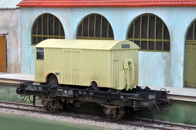 Posée sur un wagon mono-porteur UFR AMJL, cette remorque fourgon, kit de Haxo Modele monté, détaillé, peint et patiné par Christian Toursel.