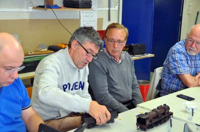 Philippe Touron a entrepris une mise à niveau de la 231E MTH. Il a ôté toute l'électronique embarquée, ne conservant que le moteur et le haut parleur. Il a installé un décodeur sonore ZIMO. La couleur lui paraissant trop claire, il a repeint la machine d'une nuance plus foncée, le chocolat NORD de chez AMF87 - les filets sont encore à réaliser. Bien entendu, il a profité des travaux pour rapprocher le tender de la machine.<br />L'équipe de conduite fournie par MTH ne fait pas l'unanimité, mais il existe assez de modèles sur le marché pour y remédier. Pierre Présente quelques échantillons de la gamme "Heroes of the Footplate", ramenés de la Guildex à Telford.<br />La question reste ouverte pour la réalisation des lettres NORD et de l'immatriculation en relief sur le tender !<br />Un article est bientôt prévu dans le Bulletin du Cercle quand les travaux seront terminés.