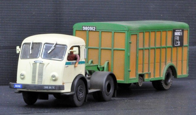 La remorque issue d'une caisse de bétaillère vous a déjà été présentée, mais le tracteur est une nouveauté réalisé à partir d'un camion à tracteur Panard Movic.