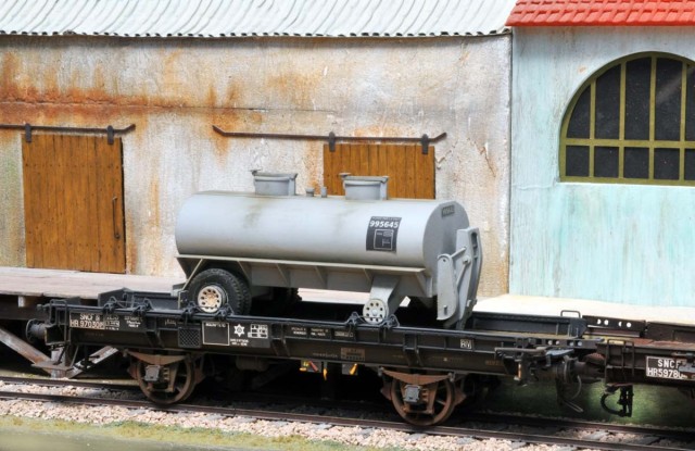 Remorque UFR élaborée à partir d'une citerne militaire US au 1/35ème. élément de roulement UFR, bras d'attelage et châssis de construction intégrale ou de moulage résine. Le wagon UFR support est un modèle AMJL patiné, et celui qu'on entrevoit à droite est un kit Haxo modele. Constructions Christian Toursel.