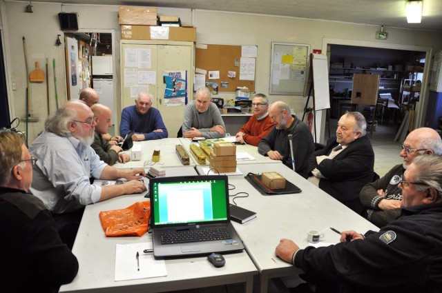 Le café est bu, on se met autour de la table et la réunion débute. Francis arrivera dans quelques minutes, Christian est derrière l'appareil photo. Les premières boîtes ont été ouvertes, en avance sur l'ordre du jour...