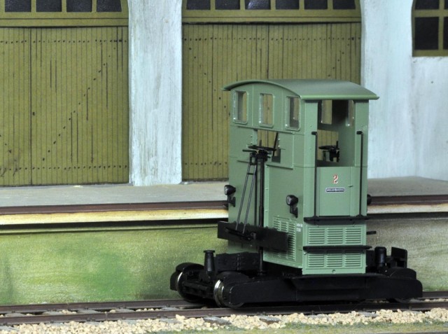 Apporté par Pierre Miguel. C'est de Brawa, c'est digitalisé, cela tracte effectivement quelques wagons, les phares s'allument et c'est sonorisé !  Cela mesure 7,5 cm de long, c'est surnommé "sole" comme le poisson plat !  En décembre 2014, cela s'achète 315 € sur un site Internet (modellbahnshop-lippe). Plusieurs versions selon couleurs.