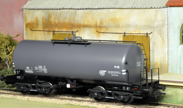 Cette citerne à bogies a été construite durant la 2ème guerre mondiale. Beaucoup d'exemplaires "prises de guerre" se retrouvent à la SNCF en déco Marcel Millet ou autres. Donc francisation très possible. C'est une fabrication Schnellenkamp apportée par François.