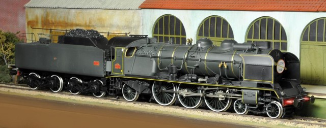 Une 231 G Rivarossi superdétaillée attelée à un tender FULGUREX, avec une superbe plaque Flèche d'Or sur la porte de la boîte à fumée. De Francis.