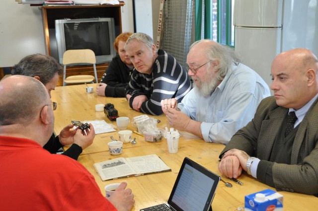 Les participants lors du café d'après repas. Francis Dupire examine le Bogie Romilly EST tout monté AMJL et le Bogie NORD des TY par Sans Pareil en cours de montage par Patrick Smagghe.