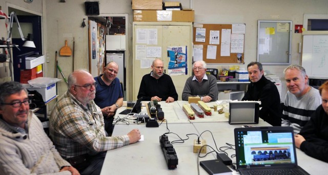 Les participants commencent à présenter leur matériel et leurs travaux. Curiosité, questions.