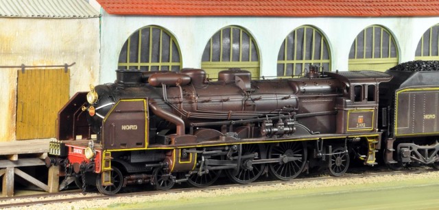 Philippe a terminé sa Chapelon chocolat, une 3-1172 du dépôt de Calais. Il a repris l'écartement entre la machine et le tender, toute la platine "digitale", la peinture (Chocolat AMF87) et les filets jaunes, les lettrages en relief fait à la Craft Robot (article à suivre dans le bulletin). Une discussion débute sur l'épaisseur des lettres rapportées sur la caisse, ainsi que le choix des polices utilisées