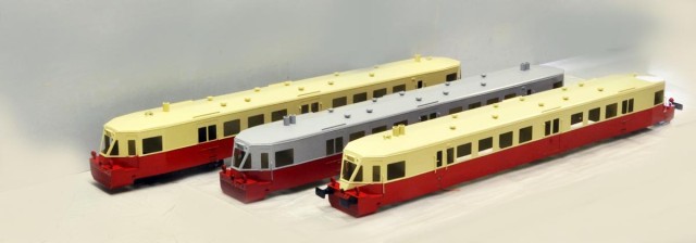 Jacky présente plusieurs caisses d'ADN qu'il réalise avec Daniel Voilqué :<br />- en version Chalon sur Saône (tampons différent et un seul moteur)<br />- en version EST (perle et rouge)<br />- en SNCF avec radiateurs sur toiture<br />Jacky rappelle les conseils pour poser les transferts à sec.