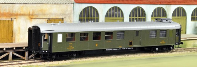 Une C4D PLM (de chez MTH), avec les premières modifications... ce n'est pas fini, juste un premier jet...<br />Installation des mains courantes (en fil de 0,7) au niveau des fenêtres, et d’un embryon de courroie de génératrice (que l'on ne vois pas sur la photo, noir dans le noir...), et mise en place de l’aérateur sur la vitre des toilettes.