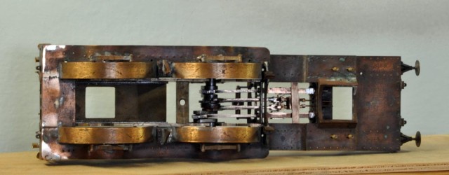Jean-Louis montre l'embiellage intérieur de l'Outrance Nord de Kit Zéro. Kit des années 80, en bronze... Inutile donc d'essayer de le commander. Et oui, ce n'est pas de l'arcap de 03 mm !  Maintenant, c'est l'étape peinture et soudures de finition.