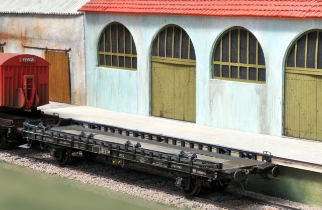 Après le montage du wagon UFR mono-porteur, c'est ici le bi-porteur qui est présenté. Il peut accueillir deux remorques courtes, ou une très longue. Kit de chez HaxoModele (280 € s'il en reste).