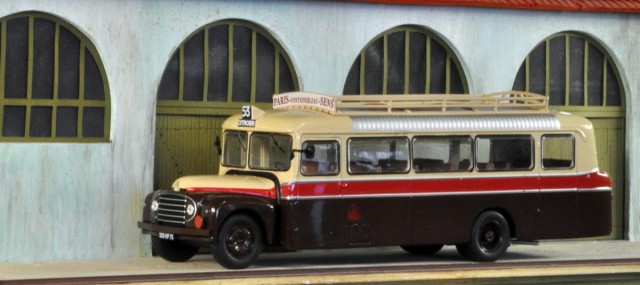 Patrick nous apporte un nouveau car Citroën par Hachette : le 46 DP UAD de 1955. Un conducteur, quelques voyageurs, et pour ceux qui veulent aller plus loin, un passage de vernis mat (après démontage sinon les vitrages seront opacifiés !) et une patine très discrète.
