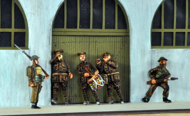 Pierre Miguel, qui est un fin connaisseur en figurines au 1/43,5 nous présente des soldats britanniques, les anniversaires des guerres mondiales sont évidemment partagés par de nombreux pays. Lors de l'exposition de Telford (Guildex), PLM CASTAWAYS vendait un certain nombre de figurines peintes, en plus de celles habituellement vendues non peintes. Les figurines peintes sont en fait des figurines retirées d'anciennes présentations, ou bien préparées pour de nouvelles présentations, mais qui n'ont pas été utilisées... Un peu à la fortune du pot !<br /><br />Plusieurs gammes ou familles de personnages existent chez cet artisan britannique. La plus importante avec presque 400 références concerne des personnages civils. Certains sont illustrés ci-dessous.<br /><br />Il existe également une collection de personnages victoriens/édouardiens (nous dirions " Belle Epoque " en France - certaines figurines illustrées en font partie), une consacrée à la guerre de 14-18 (145 références dont 8 françaises), une autre à la guerre de 40 (dont sont issus ceux photographiés ci-dessus), une aux cheminots (britanniques) et enfin une aux marchés. <br /><br />Les figurines peintes par Philip, l'animateur de PLM CASTAWAYS, ont une " touche " qui lui est particulière.
