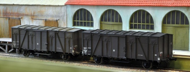 Deux exemplaires de wagons couverts Standard B. Ils sont facilement identifiables à leur toiture en tôles embouties à deux pentes. Ce sont des fabrications provenant des USA. Modèles réduits de AMJL.